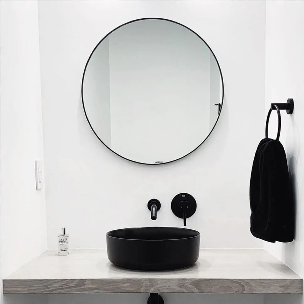مرآة حمام دائرية تقليدية من لام